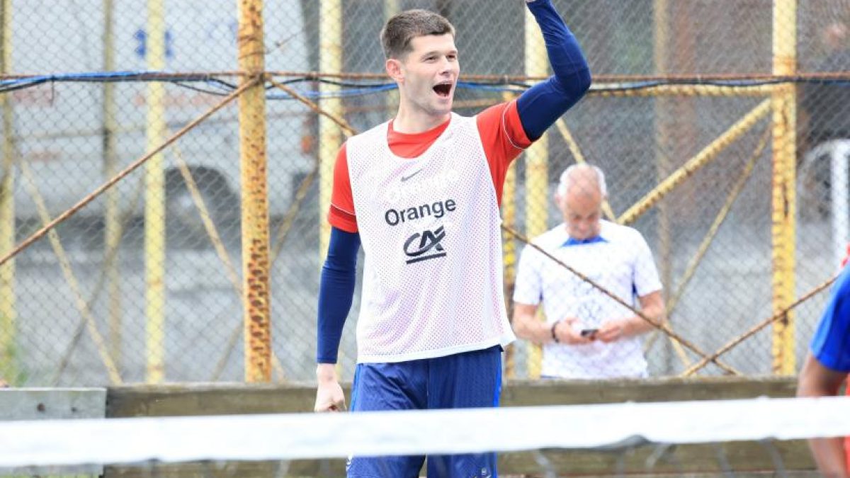 Illan Meslier in action on the football pitch
