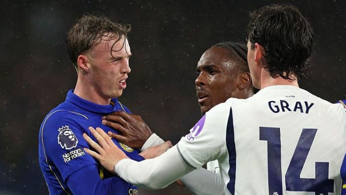 Mike Penders and Chelsea players react during Tottenham’s 2-0 Premier League win at Stamford Bridge