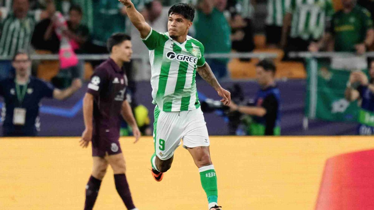 Cucho Hernández in action ahead of a Champions League match against Feyenoord