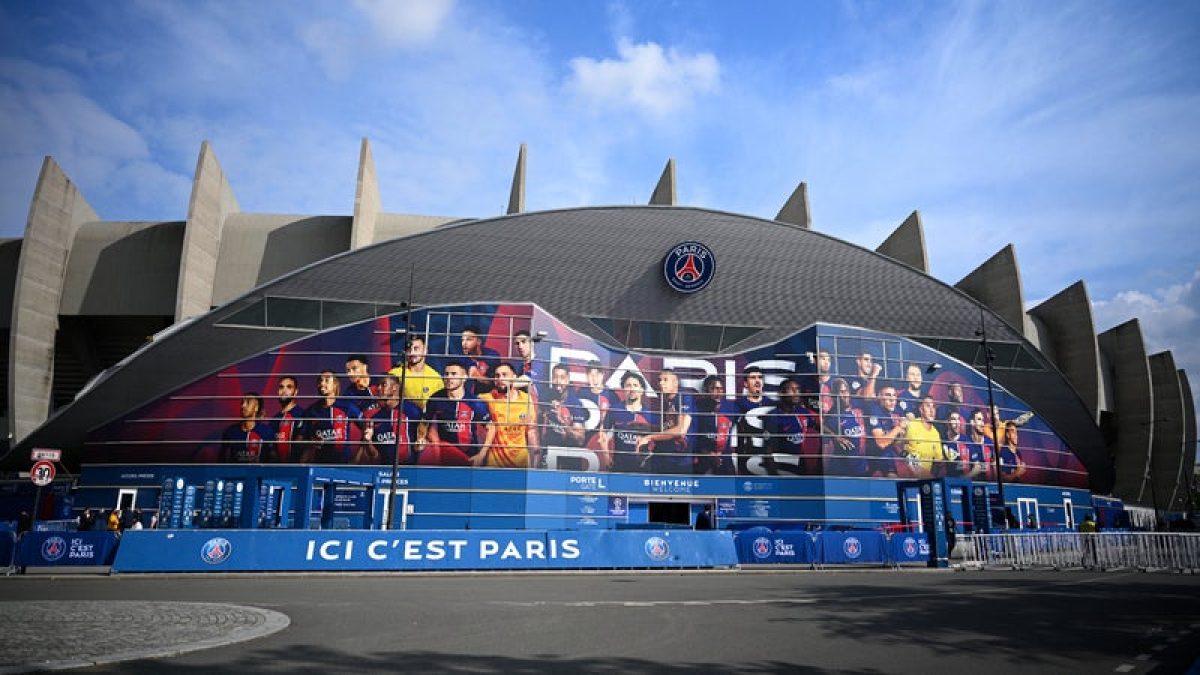 PSG and Barça players during a UEFA Champions League match build-up
