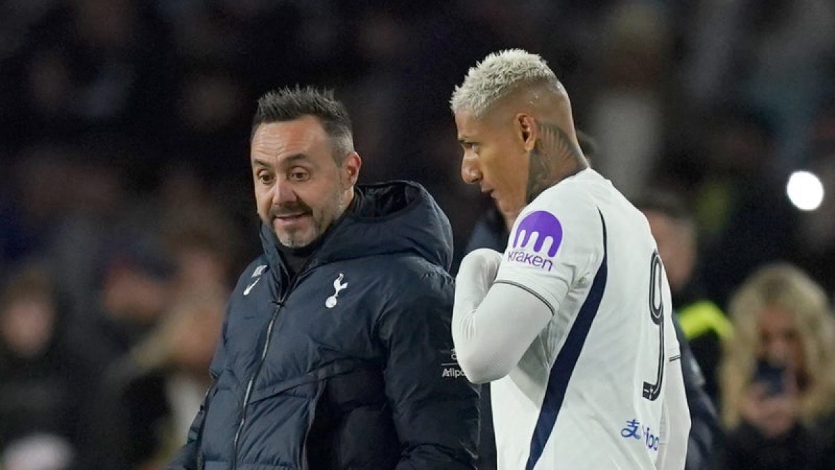 Roberto De Zerbi on the touchline as Tottenham prepare for a Premier League match