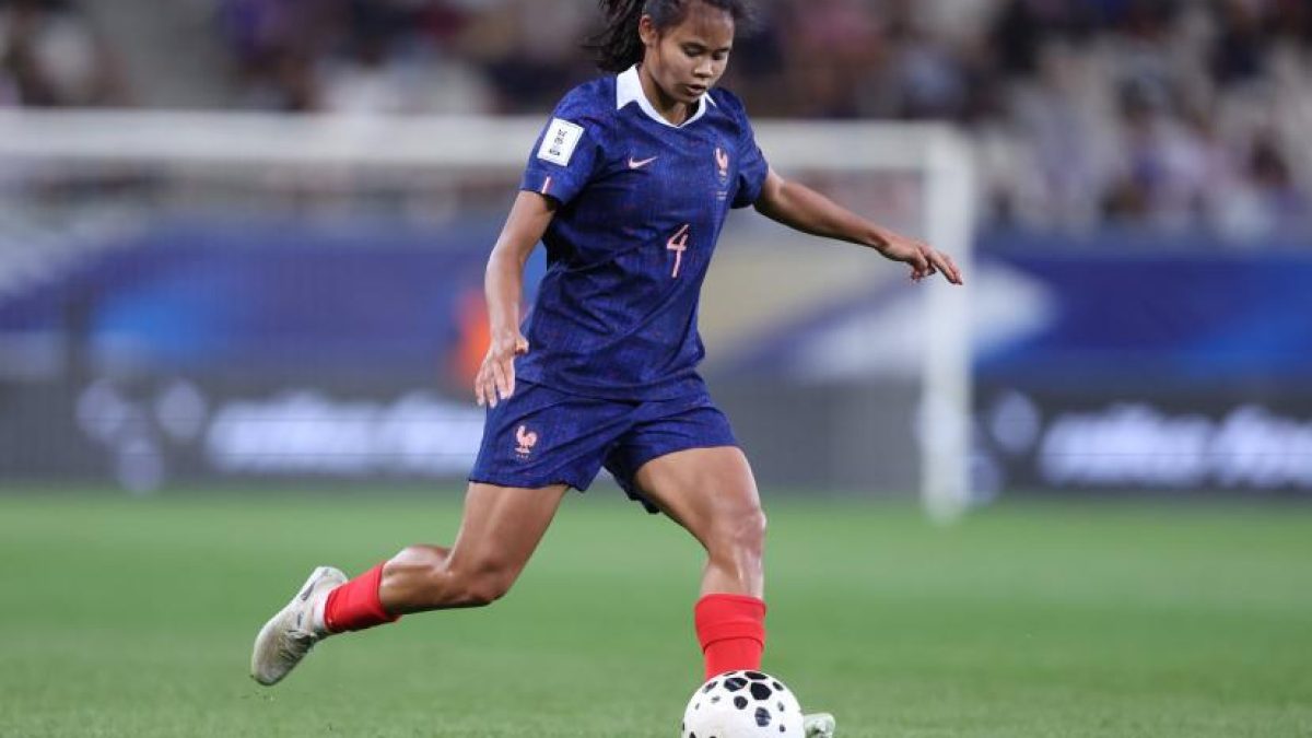 Alice Sombath playing in defense for Tottenham