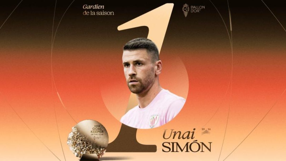 Unai Simon holding the best goalkeeper trophy for the 2025-2026 season